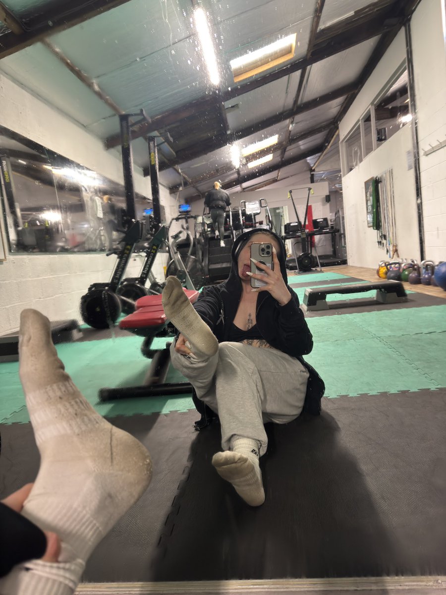 YourQueenScarl's tweet image. Wonder how many foot freaks in the gym got caught off guard with these 🤣