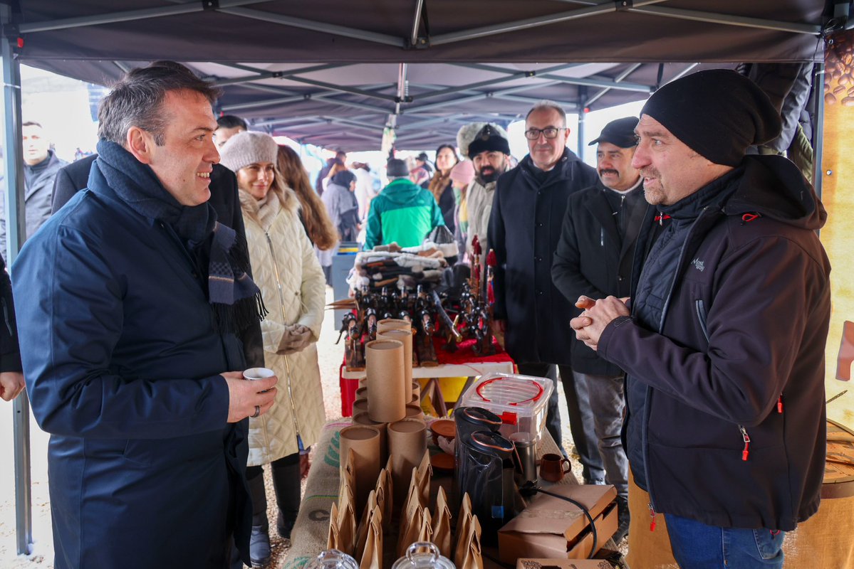 📌 Valimiz Sayın Faik Oktay Sözer, Gölpark Kış Festivali alanında stantları gezerek spor ve çocuk alanlarını ziyaret etti.

Festival alanında kurulan stantları tek tek gezen Valimiz Sayın Sözer, spor aktiviteleri ile çocuklar için hazırlanan alanlarda vatandaşlarımızla bir araya