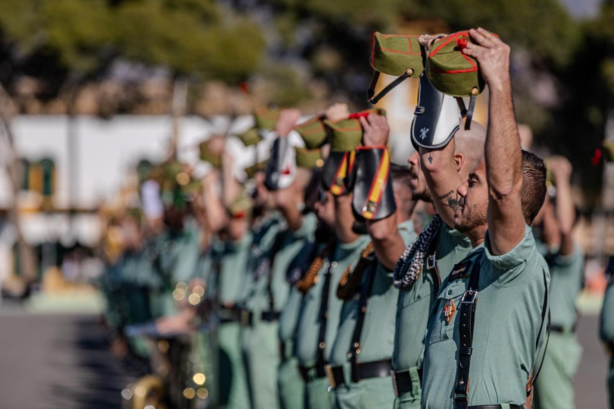 EjercitoTierra's tweet photo. Hoy en Viator #Almería, la Brigada «Rey Alfonso XIII» de #LaLegión ha conmemorado el «Combate de Edchera» y ha rendido un profundo homenaje a los veteranos de la Legión, con un acto militar presidido por el Jefe de Estado Mayor del #EjércitodeTierra #JEME, general de ejército, Amador Enseñat y Berea.
✅ El combate de Edchera tuvo lugar el 13 de enero de 1958 en el contexto de la guerra de Ifni-Sáhara: una acción que permanece como referente de valor, compañerismo y sacrificio, y vinculada a las últimas concesiones de la Cruz Laureada de San Fernando. #SomostuEjército 🇪🇸