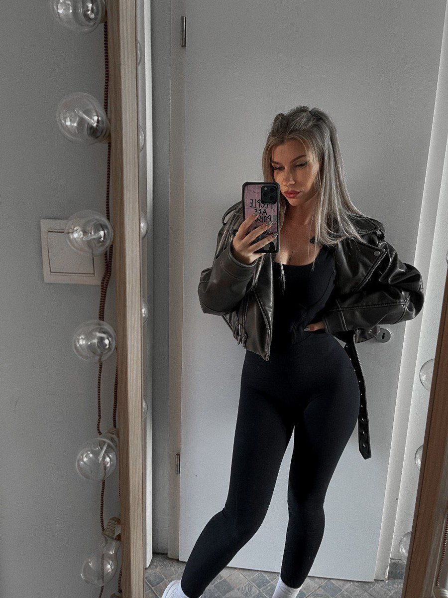 lolaaafitt tweet media