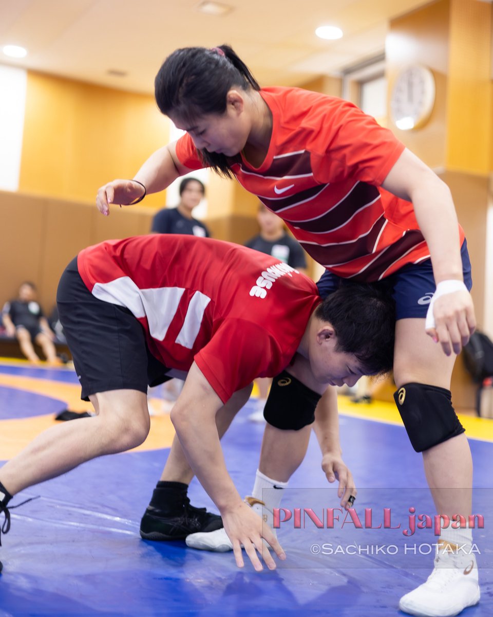 2026年を迎え初めての全日本合宿が味の素ナショナルトレーニングセンターで行われました。すでに合宿をスタートしていたフリースタイルチームに1月15日からグレコローマンと女子レスリングが加わる形で3スタイル合同となった合宿最終日の1月17日、メディアに公開されました。井上謙二強化本部長自ら