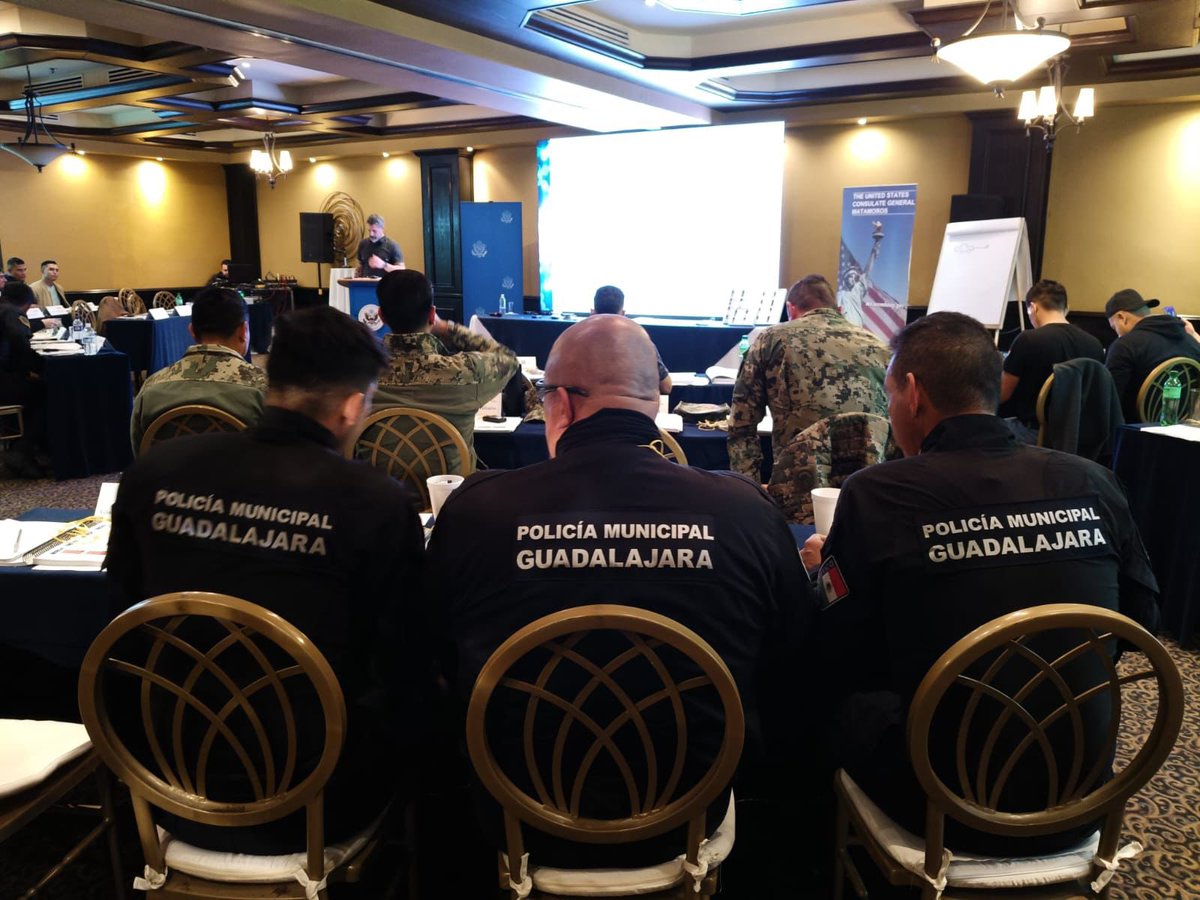 PoliciaGDL's tweet photo. Felicitamos a nuestras y nuestros oficiales del Grupo #GEDEX que concluyeron el “Curso de Amenazas y Concientización sobre Artefactos Explosivos Improvisados”, que impartió el @PNNLab y @ATF, en coordinación con el @USCGMatamoros.
#LaPolicíaQueTeCuida
👮🏽‍♀️🧨💣👮🏽‍♂️ https://t.co/G3jZIBBUpp