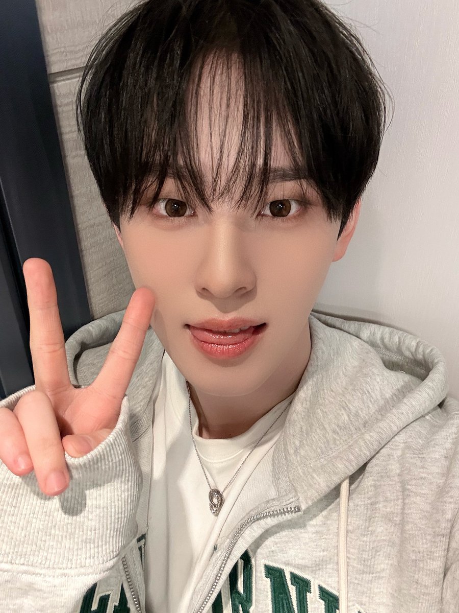 XODIAC_MEMBERS's tweet photo. [#현식] 

쏘블리들 덕분에 1000일까지 무사히 왔다!!!!!!! 🥳🎉🥳🎉🥳🎉🥳🎉
너무 고마워🫂🥹 같이 함께 할 시간이 더 많이 남았으니까~~~~ 오래 보자 우리!!

#XODIAC #소디엑 #HYUNSIK #현식 https://t.co/5MDcNrSsnF