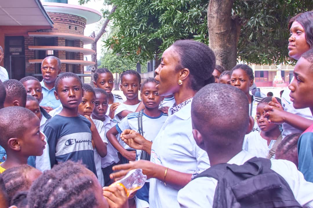 afiamama's tweet image. 🧑‍🏫 5 éducateurs ont renforcé leurs mécanismes d’alerte et de signalement. 
Leur rôle clé 🔑 ? 
✅intervenants rapides, 
✅soutien aux victimes, et 
✅création d’une culture de prévention et de respect dans leurs écoles. 🤝 #ProtectionActeurs
@vifede_rdc 
3/7