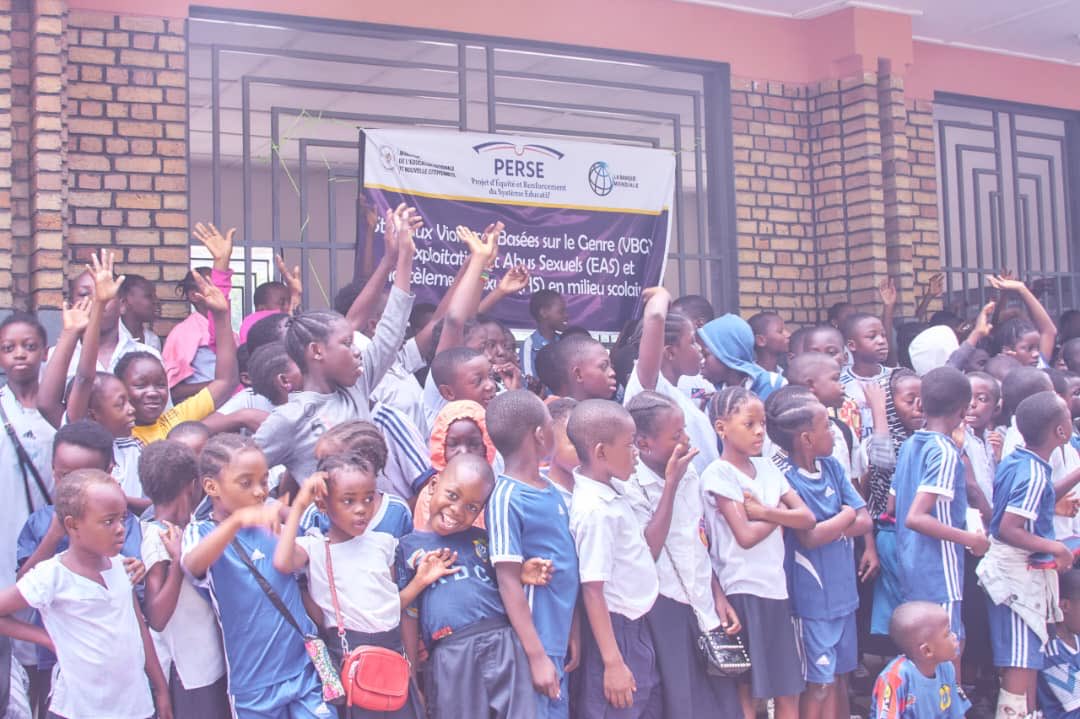 afiamama's tweet image. 🔎 Les échanges ont permis d’aborder:
➡️ Comment repérer les signaux d’alerte,
➡️ Encourager chaque enfant à s’exprimer &amp;amp; 
➡️ Leur faire connaître les personnes de confiance vers qui se tourner en cas de problème. 
🗣️ #DroitsDeLEnfant
4/7