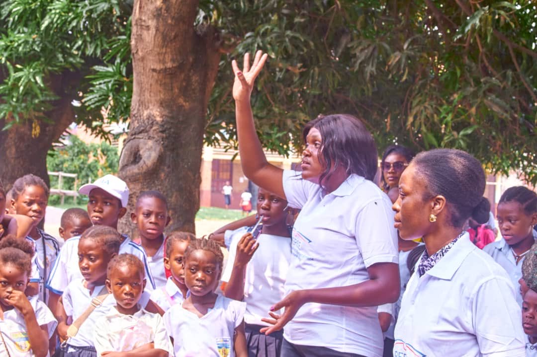 afiamama's tweet image. 🔎 Les échanges ont permis d’aborder:
➡️ Comment repérer les signaux d’alerte,
➡️ Encourager chaque enfant à s’exprimer &amp;amp; 
➡️ Leur faire connaître les personnes de confiance vers qui se tourner en cas de problème. 
🗣️ #DroitsDeLEnfant
4/7