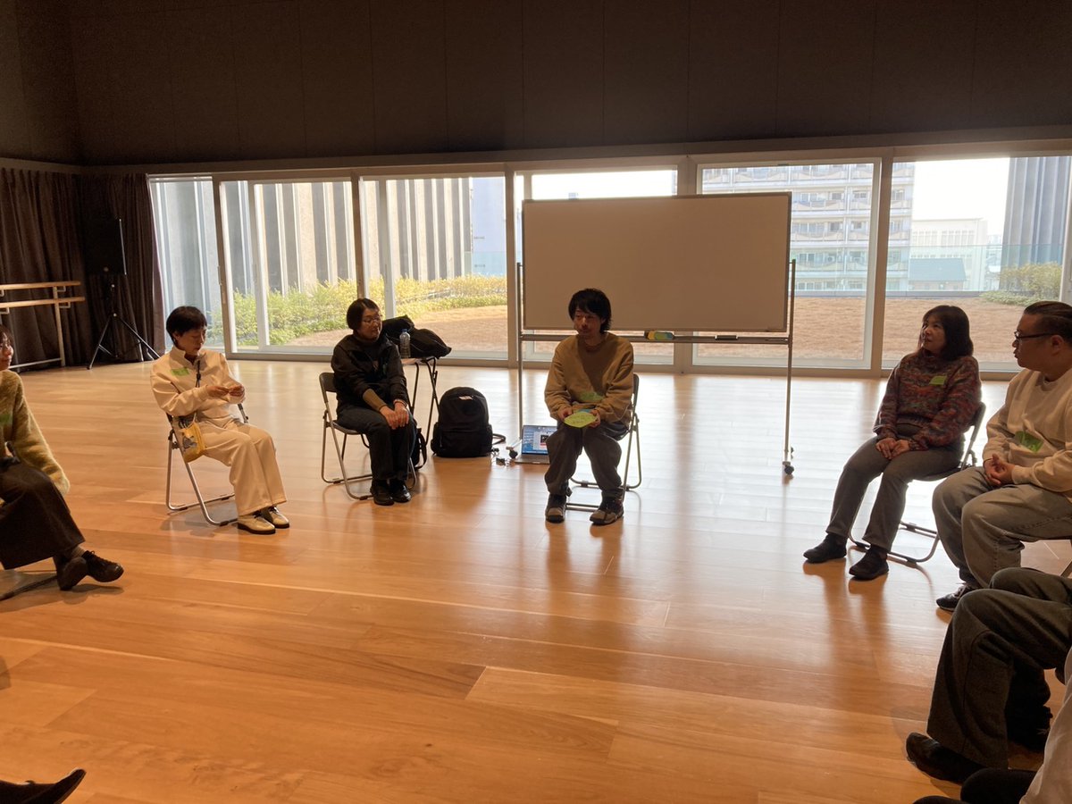 「WORLD ENJOY CLUB」1〜3月のクラブ活動が始まりました🌟 初回は「パーティのゲームや内容を考えよう」！シアターゲームで初対面のメンバーと仲良くなった後、みんなに質問したいことをカードに書きグループ毎で話し合い😊3月に行うBIG PARTYのテーマを考えてイメージを膨らませました🎵次回に続く‼