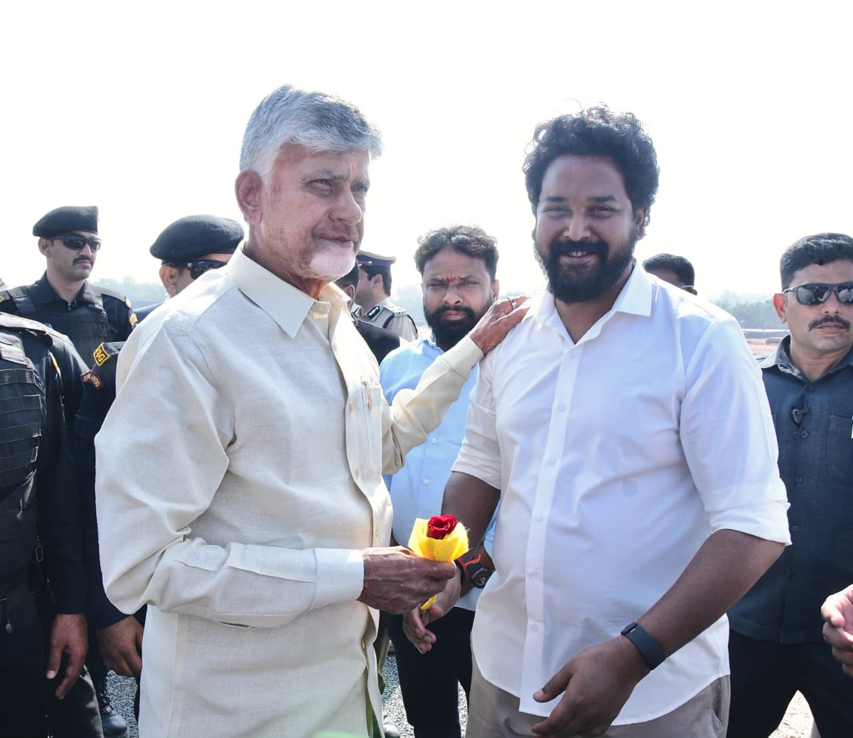 AndhraPradeshCM's tweet photo. ఏఎం గ్రీన్ సంస్థ గ్రీన్ అమ్మోనియా-గ్రీన్ హైడ్రోజన్ కాంప్లెక్స్ శంకుస్థాపనకు వచ్చిన  గౌరవ ముఖ్యమంత్రి శ్రీ నారా చంద్రబాబు నాయుడు కు నేడు కాకినాడలో కూటమి నేతలు, అధికారులు ఘన స్వాగతం పలికారు.
#13kCrInvestmentInKakinada
#AMGreenChoosesAP  
#AndhraPradesh https://t.co/Q902rIlYWg