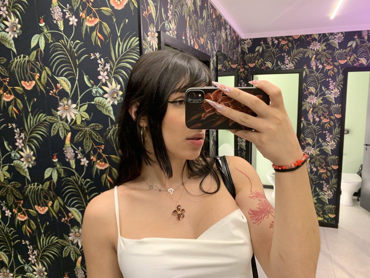 Just a girl who wants someone to care as much as I do 😘  talk to me here: linktr.ee/tsvioletvip