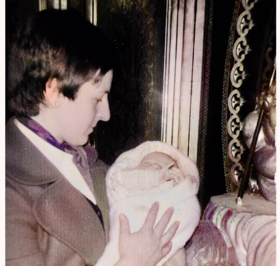 JesusCintora's tweet image. Para la cofradía del bulo y del resentimiento, que ya quieren manipular hasta mi infancia. Estaba con la tele y sin tiempo, pero mi madre, la Mariluz, me pide que responda hoy. 
Sí, verificamos: de 1977 a 1986 vivimos en un piso del pueblo sin agua caliente, calefacción,…