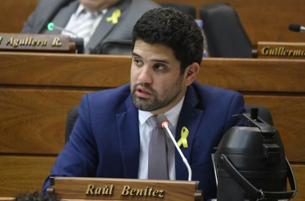 ▶️POTENTE CRUCE ENTRE PARLAMENTARIOS | ​🔥

El diputado Raúl Benítez respondió con todo a Dionisio Amarilla que lo tachó de "vagabundo" por su propuesta de eliminar la jubilación VIP de legisladores.💣

"Vagabundo es el privilegio que se cobra sin justificar. Vagabundo es