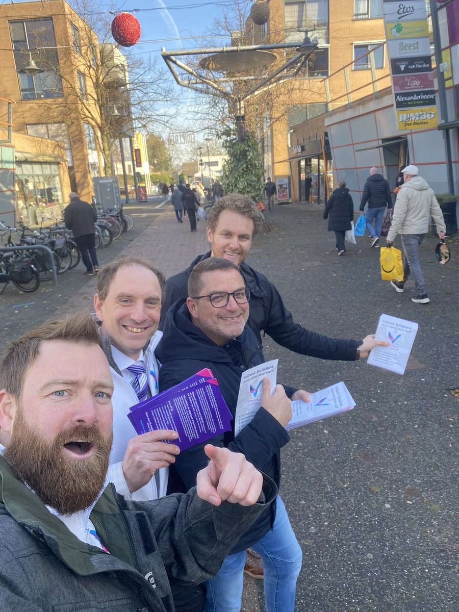 amersfoortvrij's tweet image. Deze kanjers zijn deze ochtend aan het flyeren op winkelcentrum Emiclaer!

#topteam #amersfoort #kattenbroek #emiclaer #amersfoortvoorvrijheid