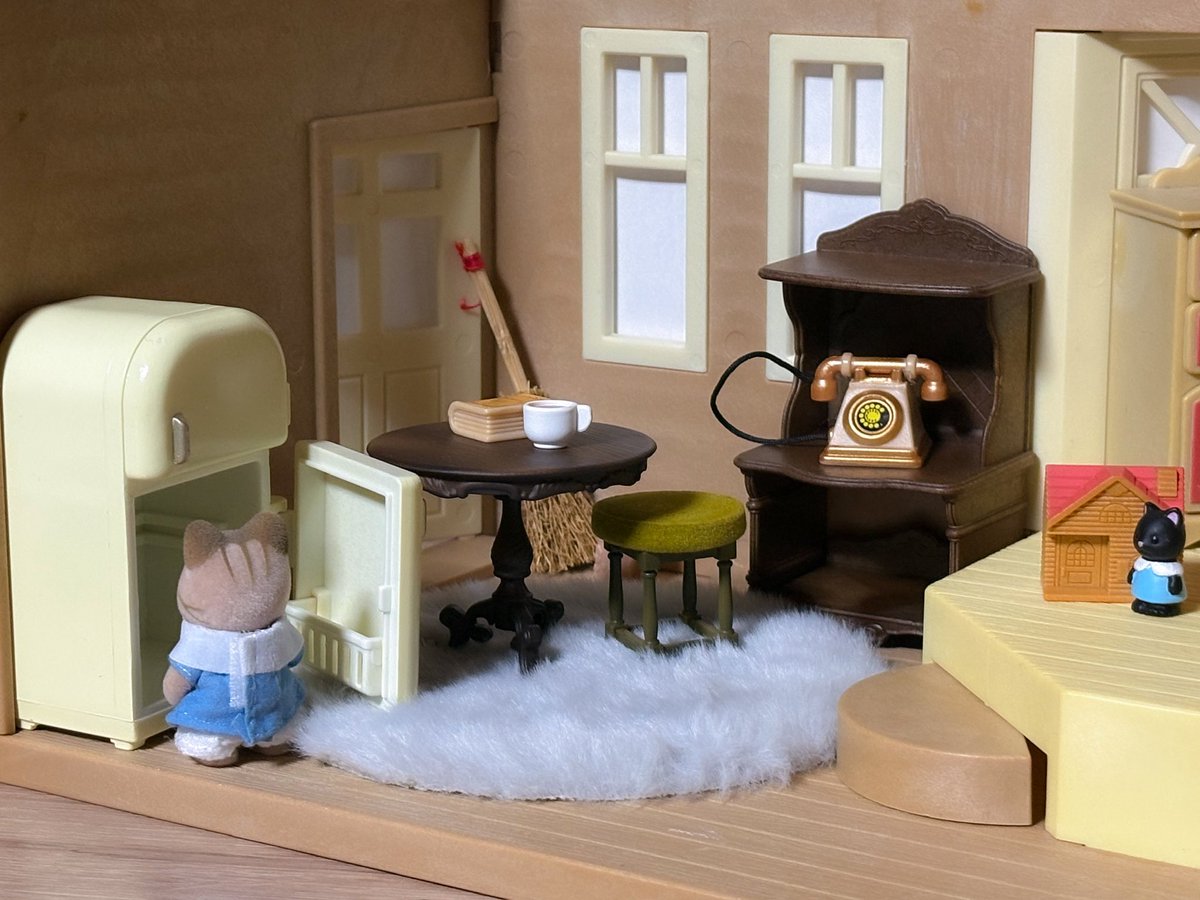 元々手元にあった物件を全然使いこなせてなかったのですが とある企みがあるので少しずつ飾り始めてます なんにもない冷蔵庫を見つめるアプリコットちゃんがかわいい