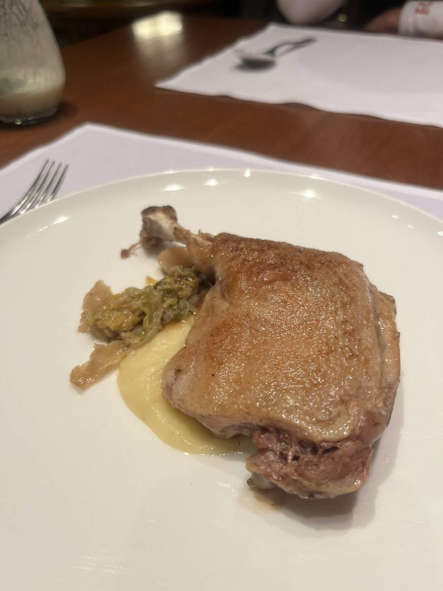 lovesHakuyak's tweet image. 鴨のコンフィ🦆最高でした😋
#Cathay
#firstclasslounge
#THEPIER
#HongKong