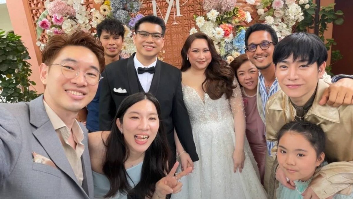 aunyarin89's tweet image. งานแต่งเค้ามีเจ้าบ่าวเจ้าสาว… ส่วนเรามีรอยยิ้มเต็มหัวใจเลยคั๊บ ♥️คุณผลิตมีความสุขล้อมรอบขนาดนี้ ยิ้มแก้มแตก 😊✨มีความสุขตามอัตโนมัติเลย 💕 ร๊ากน๊า พ่อคนหล่อ 😉
#เป๊กผลิตโชค