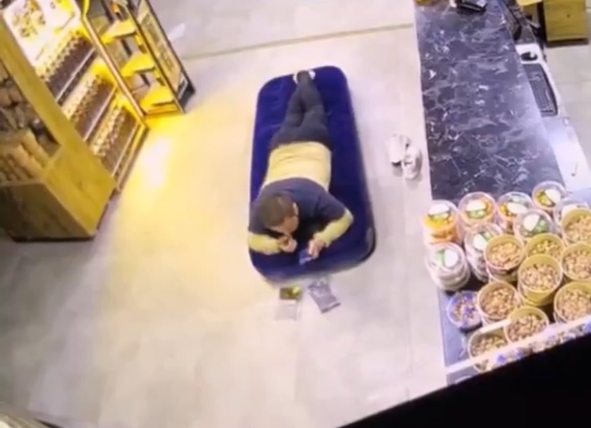 zbdk7's tweet image. 1) devasa bir tekeli var
2) yerde yatarak sarma yiyo
3) karisi mutlu
feci kiskandim