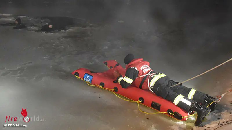 FireWorldAT's tweet image. Oö: Feuerwehr Schärding beübte Rettung von ins Eis eingebrochenen Personen - 
 fireworld.at/2026/01/17/ooe…