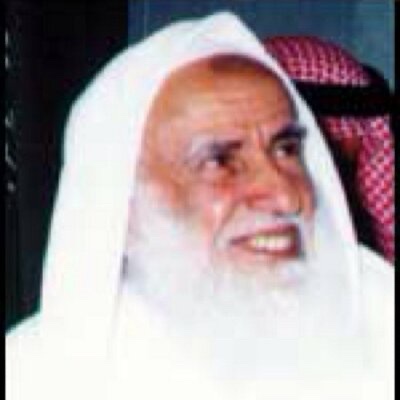 أن يكتب الشيخ العلامة محمد بن صالح العثيمين في خانة المهنة إمام جامع، وهو في مكانته العلمية المعروفة، فهذه صورة ناصعة من صور التواضع الحقيقي.

لم يقل قاض ولا عالم ولا شيخ ولا غير ذلك، مع أن ذلك كله حق له، لكنه اختار أشرف ما يراه لنفسه وأقربه الى رسالته إمام جامع.

رحم الله الشيخ