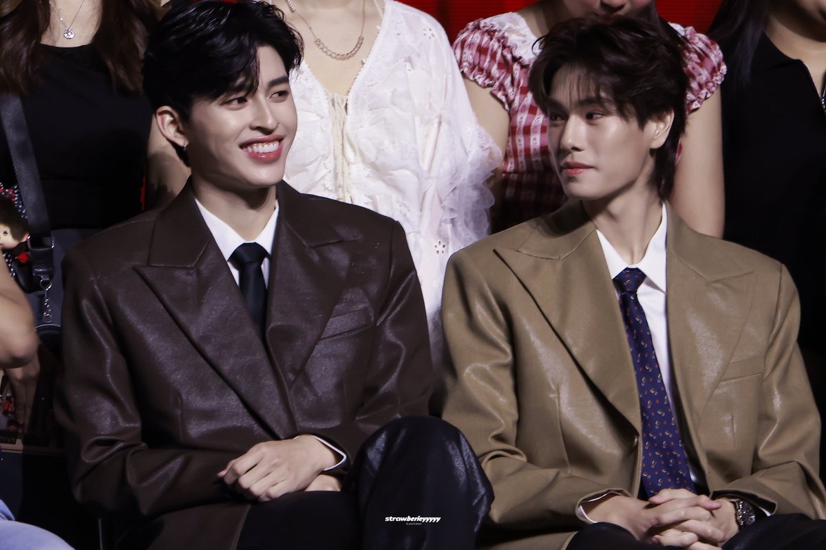 SunsetWithPPW's tweet image. 08h da manhã e eu chorando que nem uma cachorra ouvindo Love You Goodbye, enquanto penso que a era MAT chegou ao fim.

#MeAndTheeSeriesFinalEP