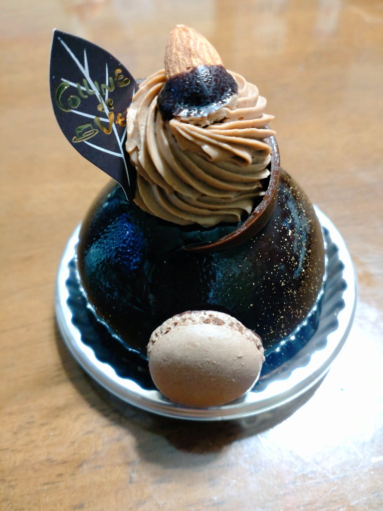 お疲れ様です。
今日は土曜出勤(まあ来週もなんですが）。
帰って来たらやたら眠い…明日は寝坊だぁ。

写真は久々に食べたチョコケーキ。
最近のケーキは本当に手が込んでる！美味しかった〜😋