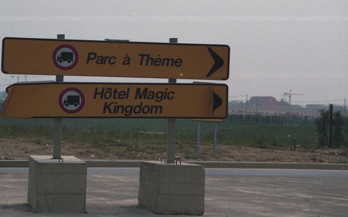 DLPRescueRanger's tweet photo. Le Disneyland Hotel de Paris est inspiré de l'Hotel Del Coronado à San Diego.
"Coronado Hotel" est d’ailleurs le nom du projet au début de son développement en 1987, au cours duquel il fut également appelé "Magic Kingdom Hotel", avant que le nom "Disneyland Hotel" ne soit adopté. https://t.co/3iwsQoQOrg