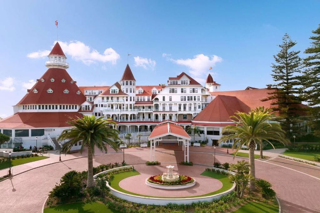 DLPRescueRanger's tweet photo. Le Disneyland Hotel de Paris est inspiré de l'Hotel Del Coronado à San Diego.
"Coronado Hotel" est d’ailleurs le nom du projet au début de son développement en 1987, au cours duquel il fut également appelé "Magic Kingdom Hotel", avant que le nom "Disneyland Hotel" ne soit adopté. https://t.co/3iwsQoQOrg