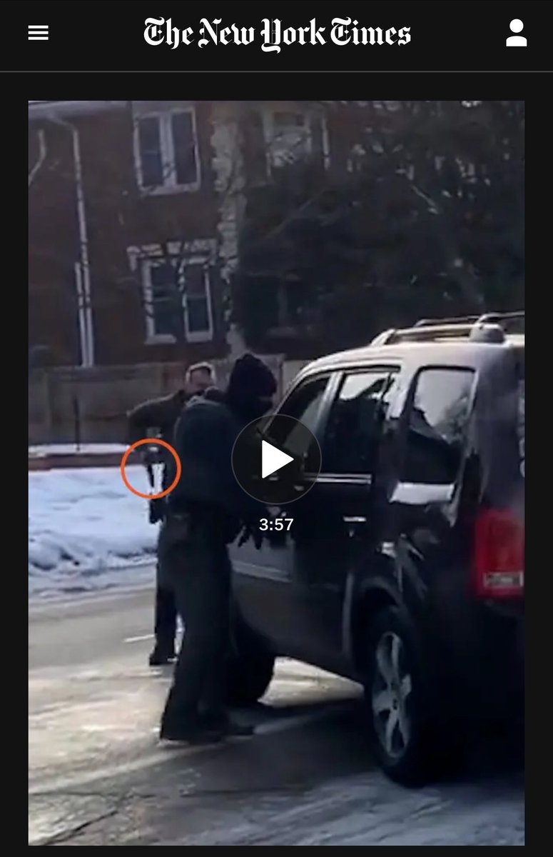 Fue un asesinato‼️

El New York Times acaba de publicar un completo informe sobre la muerte a tiros de Renee Good, basado en los vídeos disponibles desde hasta 3 ángulos distintos.

Jonathan Ross, trumpista radical y agente del ICE, sacó su arma y disparó incluso antes de que el