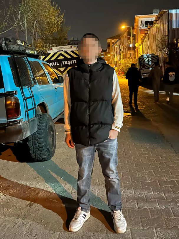 17 yaşındaki Atlas'ı öldüren 15 yaşındaki katil zanlısının:

• Öncesinde suç kaydı olmadığı,
• Babasının uzun süredir cezaevinde olduğu,
• Olay sırasında yanında bulunan küçük yaştaki bir kız çocuğunun 5 suç kaydı bulunduğu,
• Evinde ise ruhsatsız tabanca ele geçirildiği