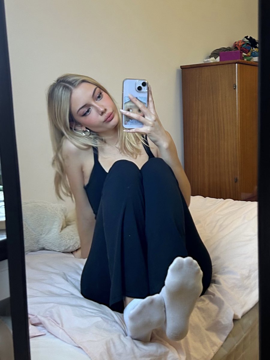 Goddess Lola tweet media