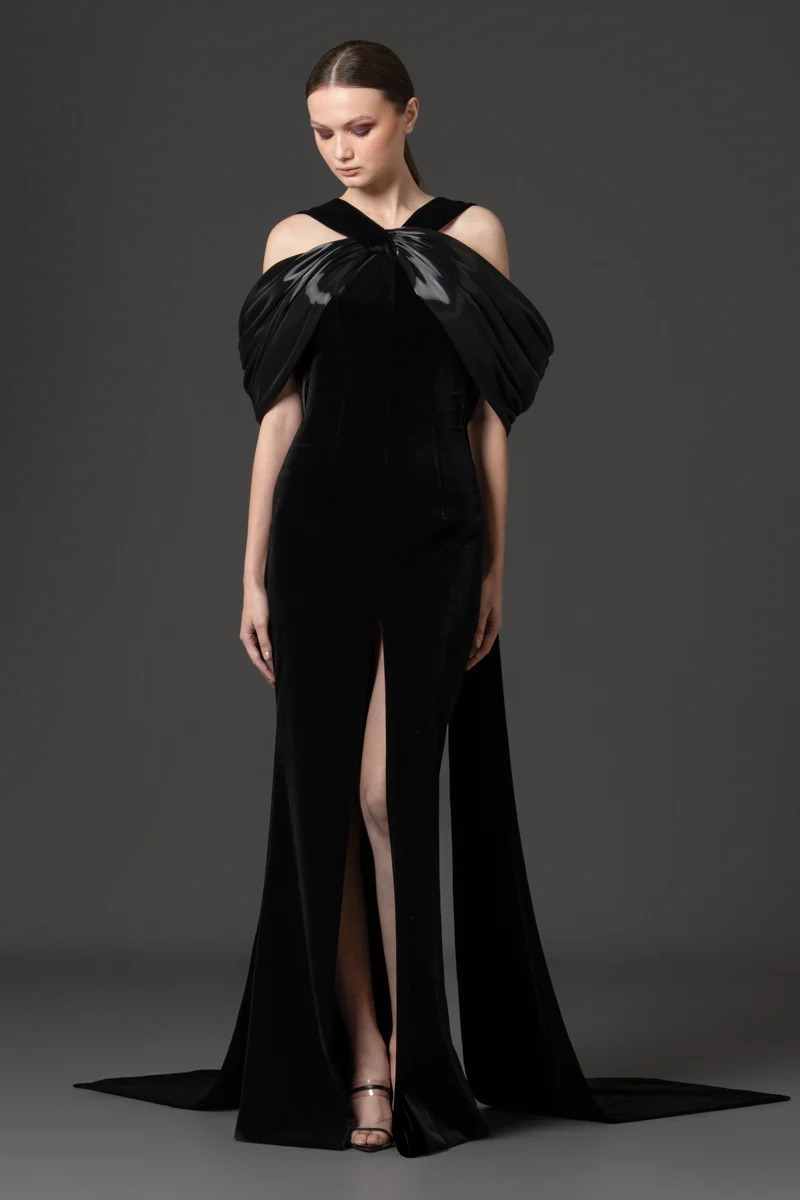 Hawacom_TV's tweet image. #جان_لويس_صبجي ما قبل خريف 2026 
مجموعة تنحت الجسم برقة بين الأسود والخردلي، تفاصيل مطرّزة وأثواب منحوتة وغنية بالزهور، كل قطعة تحكي قصة أناقة وفخامة وقوة.
كل ثوب يبدو كأنه مشغول بعناية ليحتفل بالجمال والجرأة
#JeanLouisSabaji #ReadyToWear #PreFall2026