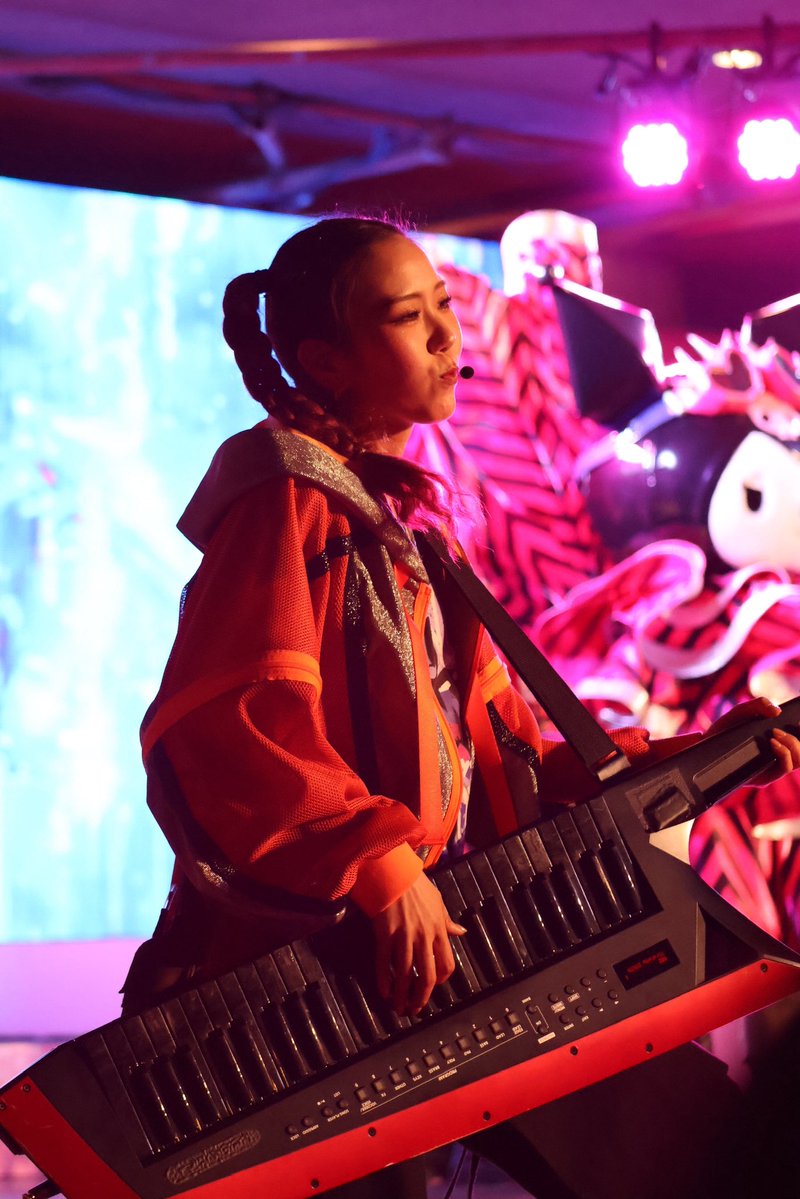 やっぱ陽が落ちて照明の中でのショーならではの良さがあるなぁ🎹🎶