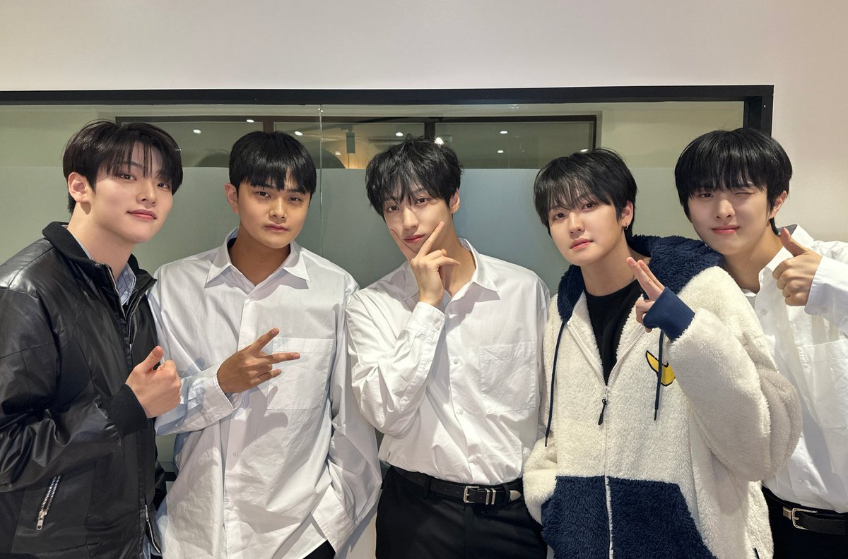 [👑]

더킹덤 팬 사인회 완료🩵

#TheKingDom #더킹덤 #TKD