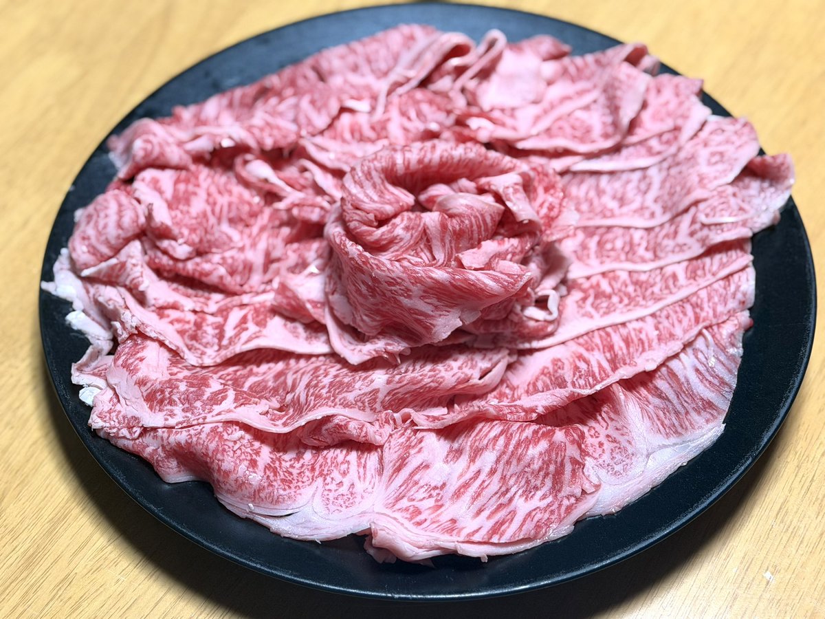 UsePon's tweet image. 霜降りの良い肉もらったから今夜はしゃぶしゃぶ〜🐃しゃぶ🤩