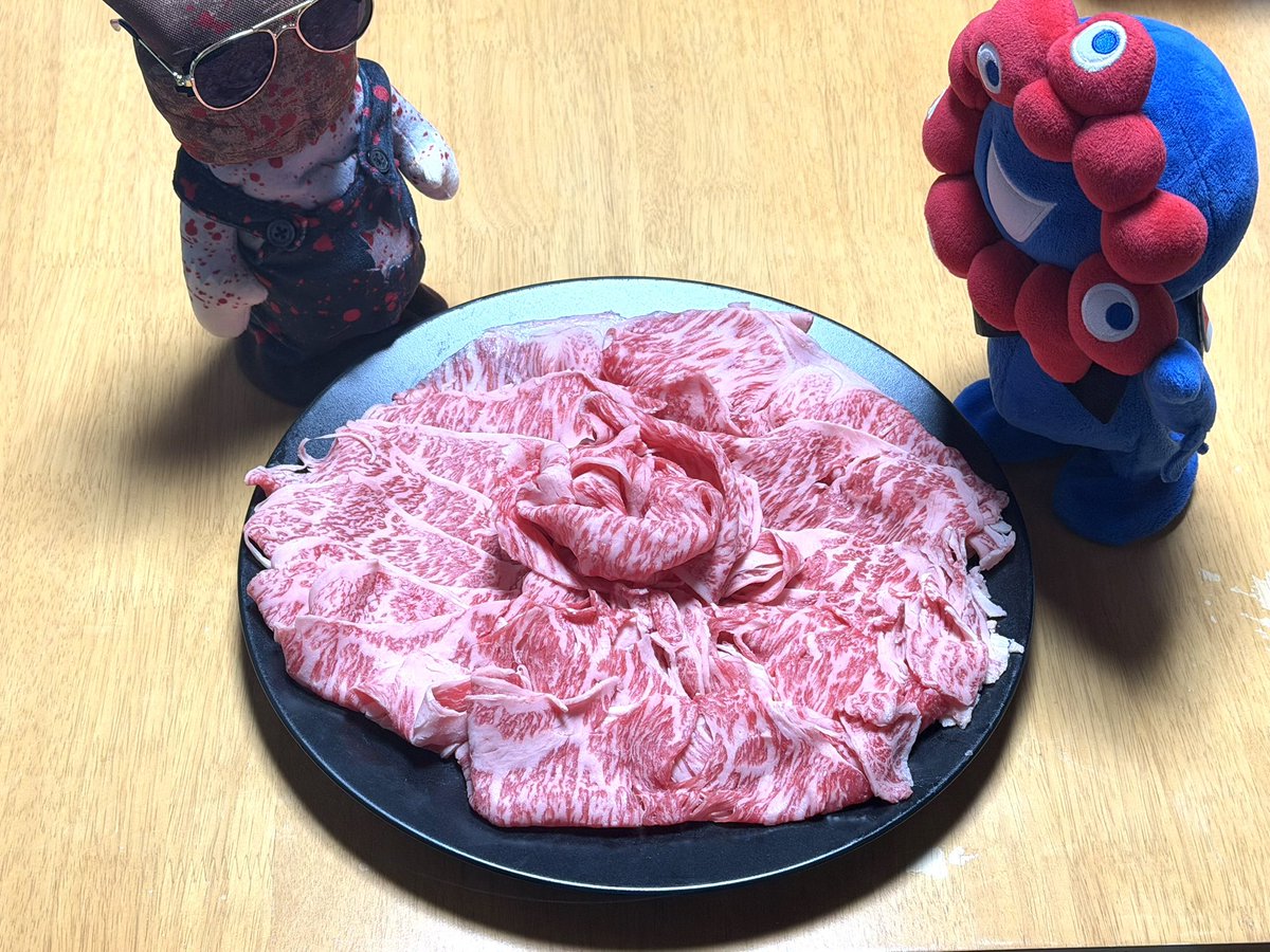 UsePon's tweet image. 霜降りの良い肉もらったから今夜はしゃぶしゃぶ〜🐃しゃぶ🤩