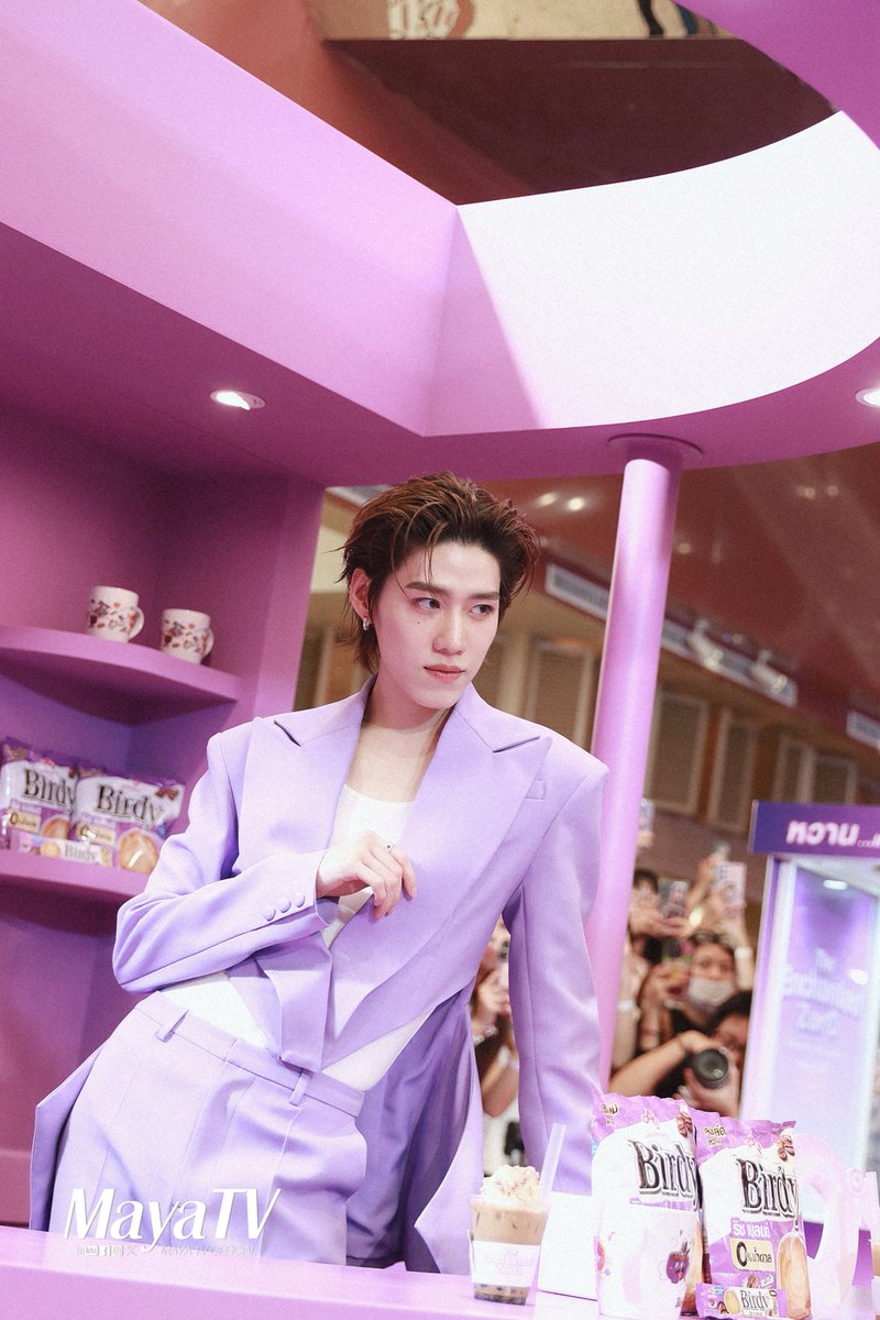 “พีพี กฤษฏ์” #ppkritt ไอคอนสุดป๊อปมอบโชว์สุดพิเศษ พร้อมครีเอทเมนูเครื่องดื่มสุดสเปเชี่ยลในงาน “Birdy 3in1 Rich Blend : The Enchanted Zero” #TheEnchantedZeroxPPKrit

Int.📽🔗youtube.com/live/C7AnrXG6G…

รวมถึงให้สัมภาษณ์อัปเดตงานเดี่ยวและคู่พี่กิ้น #bbillkin