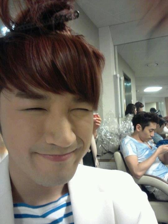 민우: "키 큰 남자를 꼬시려면 머리를 쓰다듬어야 효과적" 같은 걸 뭔가 봤기 때문에 술 취한 에릭의 머리를 쓰다듬어 보니 한동안 상의 자락을 놓아주지 않을 정도로 사랑받았으니 이건 정말 미쳤다