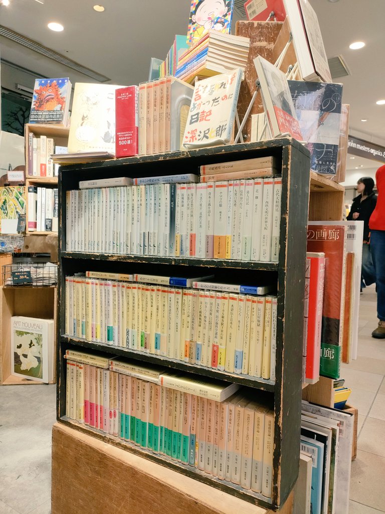 ikkakubunko's tweet photo. 今日も補充しました。
晴れの土曜日、賑わってたくさんお買い上げをいただいたようで、隙間だらけの棚に補充品がすいすい並びました！
ありがとうございます。

文庫本も一部入れ替えました。

◼︎TOKYO  BOOK PARK 吉祥寺◼︎
12月27日(土)〜1月25日(日)
吉祥寺パルコ1階 https://t.co/CXim3VjFfX