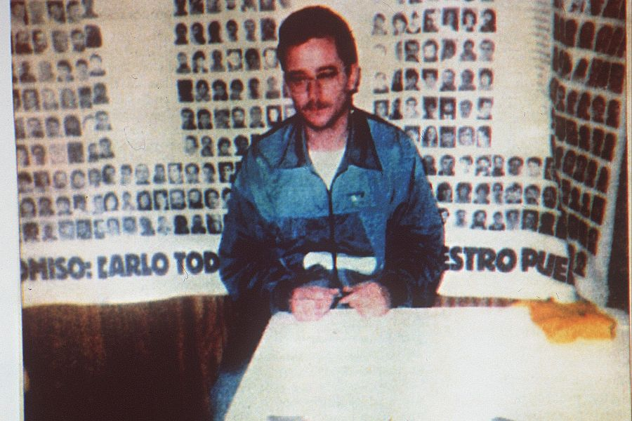 FundMABlanco's tweet image. 🙌#OrtegaLara, un símbolo de resistencia a la barbarie. Conviene no olvidar⤵️

30 años del secuestro de Ortega Lara: 532 días encerrado en un zulo, el cautiverio más largo de ETA

El 17 de enero de 1996 la banda terrorista secuestró a Ortega en Burgos y lo trasladó a una nave…