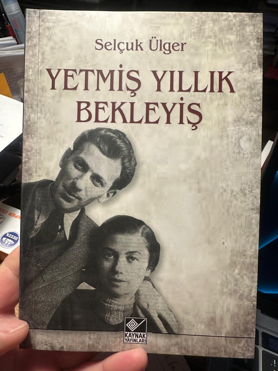 Değerli arkadaşlar,
bugün size bir kitaptan bahsedeceğim. 
Hatta size üzülerek belirteyim ki henüz ana akım medya tarafından keşfedilmemiş iyi bir yazarı tanıtacağım.
Selçuk Ülger, 30 yıldır Frankfurt'ta yaşayan bir taksi şoförü. Onu, bana gönderdiği öykülerinden tanıdım. Kaynak