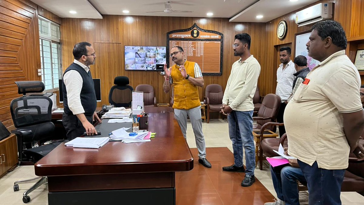 सरायकेला नगर पंचायत के वार्ड संख्या10 को एसटी के लिए आरक्षित नही करने को लेकर डीसी नीतीश कुमार सिंह से मिला प्रतिनिधि मंडल, कहा एसटी जनसंख्या नही होने के बावजूद किया गया है आरक्षित, इसमे बदलाव करने की किया मांग, विधायक प्रतिनिधि सानद आचार्य के नेतृत्व में मिला प्रतिनिधि मंडल.