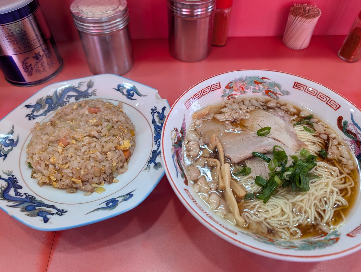 ポルノグラフィティのギタリストが日本一美味しいラーメンと評する因島 萬来軒。尾道ラーメンなのね。美味しかった。チャーハンも美味い。危うくもう1杯いきたくなる味。