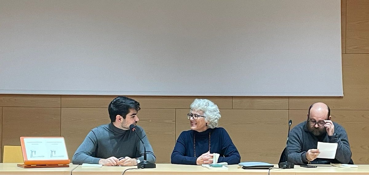 Gracias cada un@ de l@s que me acompañasteis ayer. A la Biblioteca de Illescas, por hacer posible un encuentro cuidado y acogedor. Muy en especial, a los brillantes Pedro López y Javier Sánchez, por su calidez y entrega.
🙏📚🏵🤗🤗 
#caleidoscópica 
#bibliotecamunicipaldeillescas