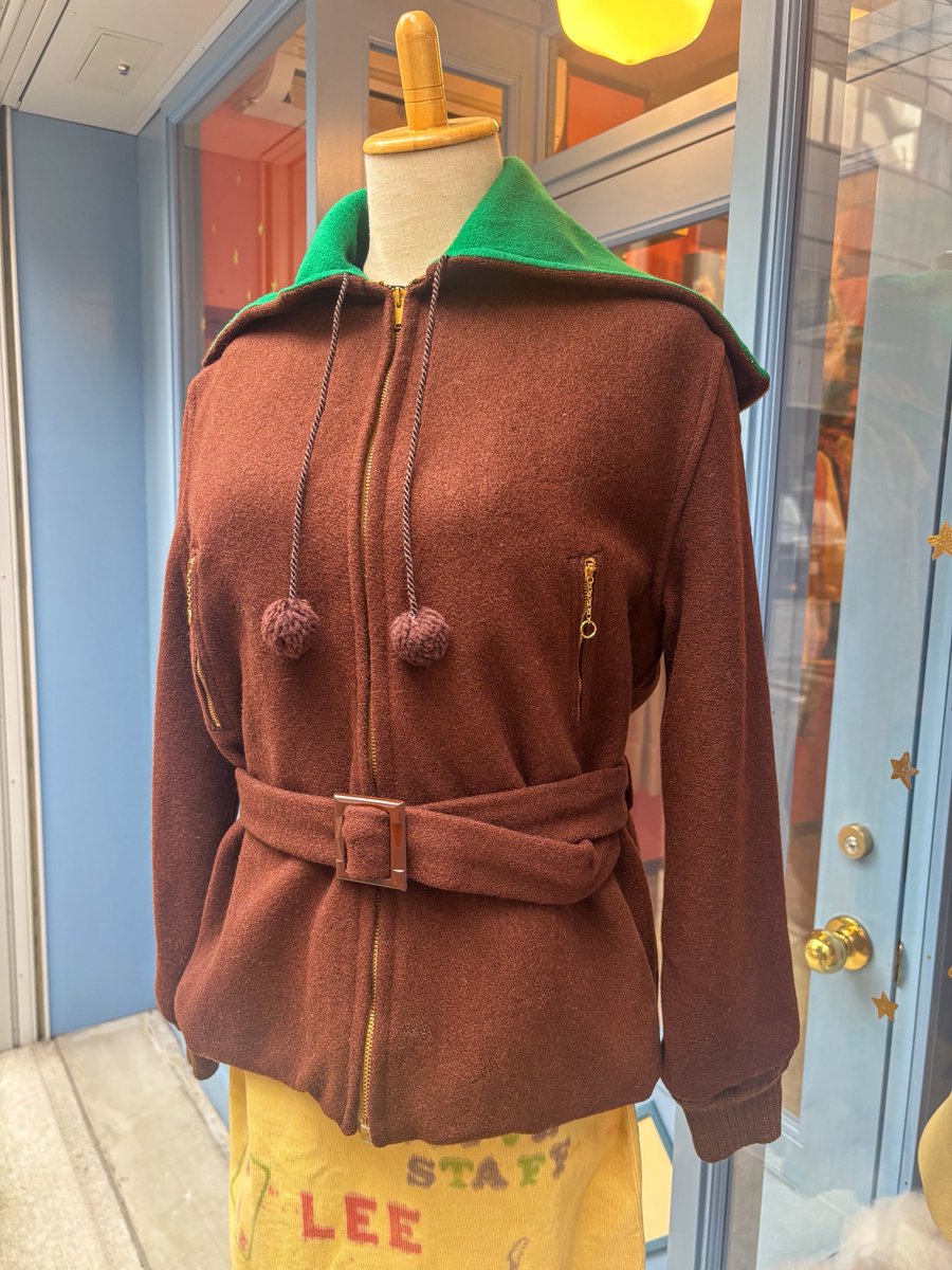 LittleAnnette__'s tweet photo. 1940s Wool Hooded Jacket 

1940年代のウールフード付きジャケット。
ブラウンにグリーンのフードが映える一着🤎💚
後ろ姿まで可愛い、40sならではのシルエットです。 https://t.co/QegfjgUnZb