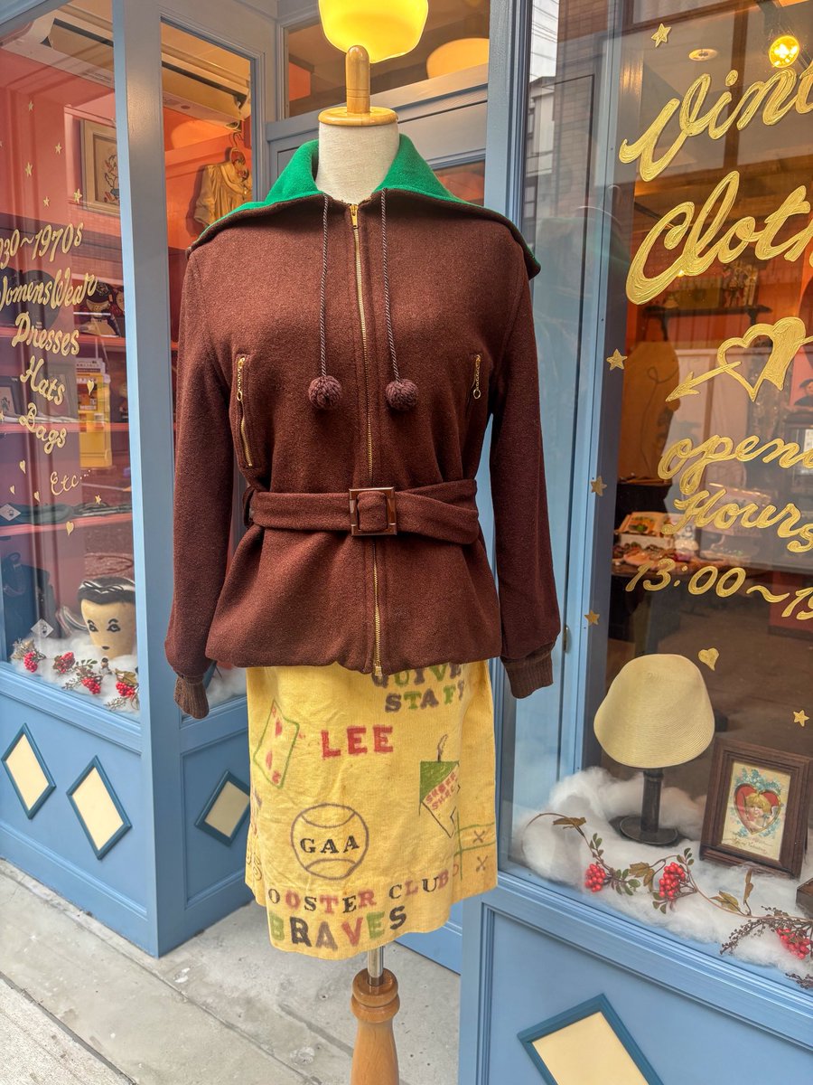 LittleAnnette__'s tweet photo. 1940s Wool Hooded Jacket 

1940年代のウールフード付きジャケット。
ブラウンにグリーンのフードが映える一着🤎💚
後ろ姿まで可愛い、40sならではのシルエットです。 https://t.co/QegfjgUnZb