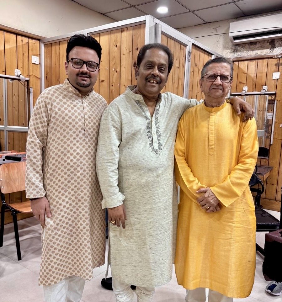 Pranams to Samar Kaku, Renowned Tabla Maestro Pandit Samar Saha on his Birthday! A precious moment with him and Baba, Pandit Jyoti Goho clicked recently before a concert at Rabindra Sadan, Kolkata 🙏🏻❤️

#samarsaha #tabla #birthdaywishes