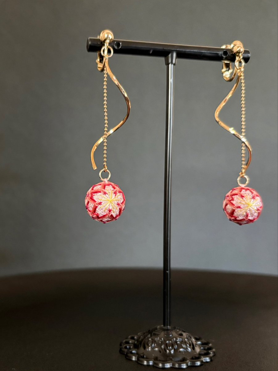 『黒に咲く、小さな桜』

creema.jp/item/19367364/…