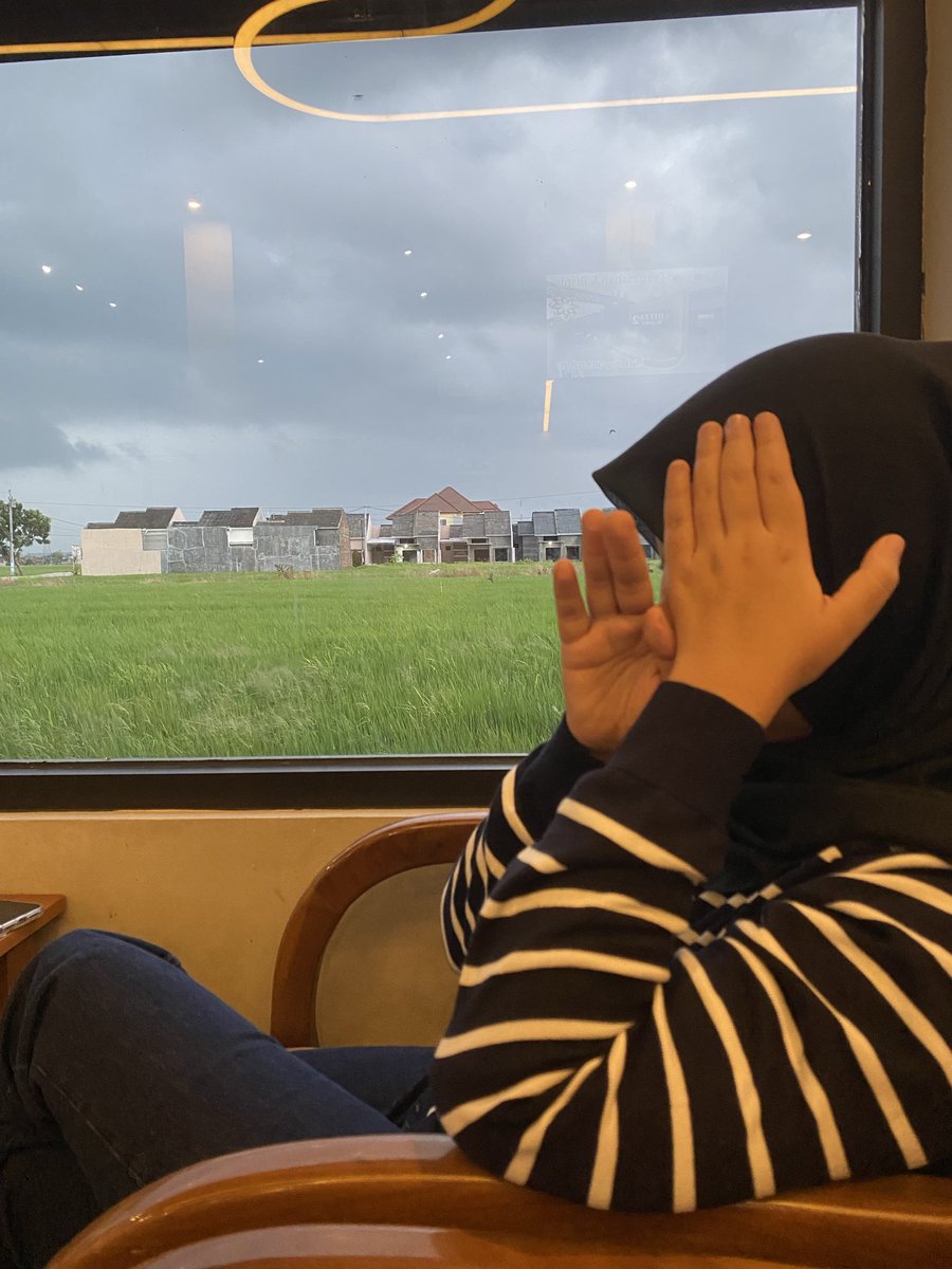 Seeoull's tweet photo. buat nona cantik yg ada di foto, terimakasih telah mau saya usahakan sampai detik ini. maaf jika besok saya sudah tidak bisa mengusahakan anda lagi, mungkin disitu saya telah diterima di sisinya. https://t.co/EfUz7DnMb3