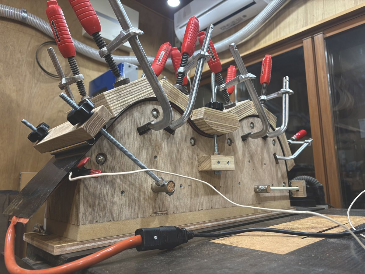 LeafInstruments's tweet image. サイド材のベンディングマシーン

無事に試運転を終えて本番の曲げをしました。
歪みなく、パリっと綺麗な曲面のサイド材に仕上げることができています。