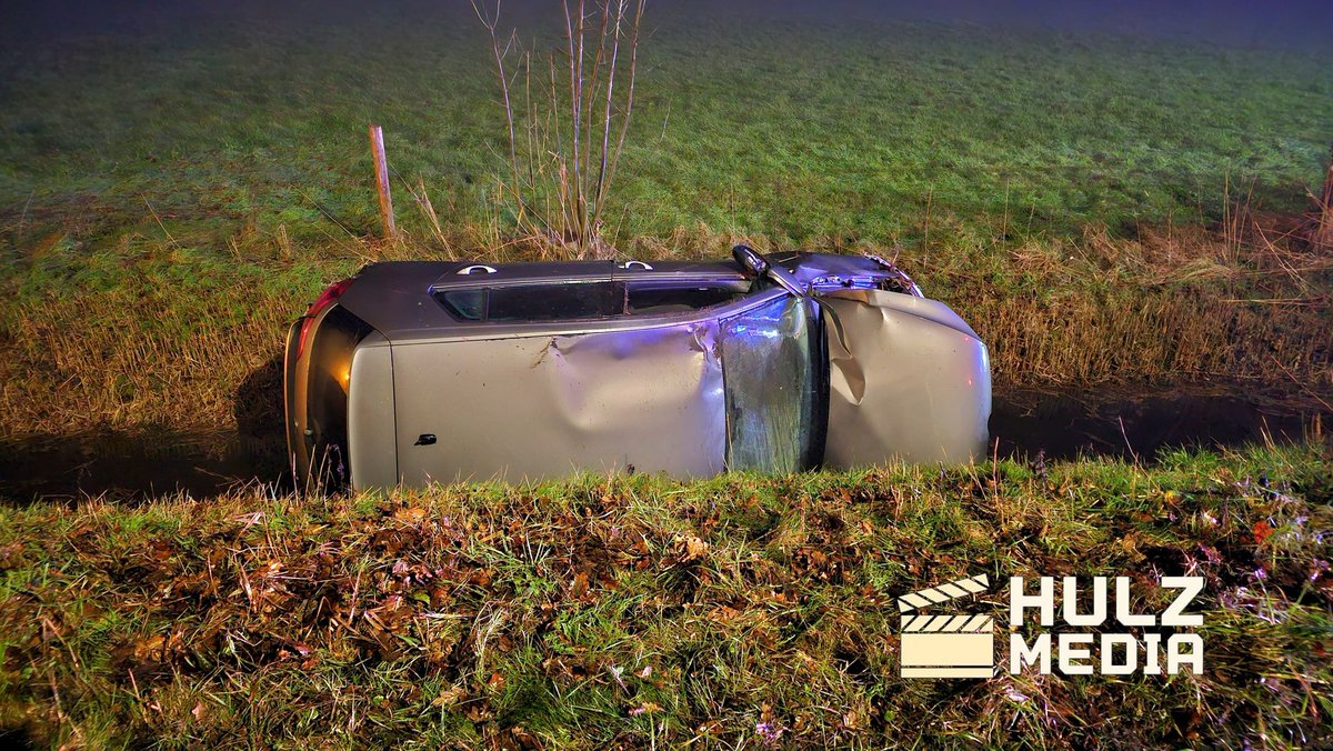 Auto belandt in sloot langs Zuiderzeestraatweg in Wezep