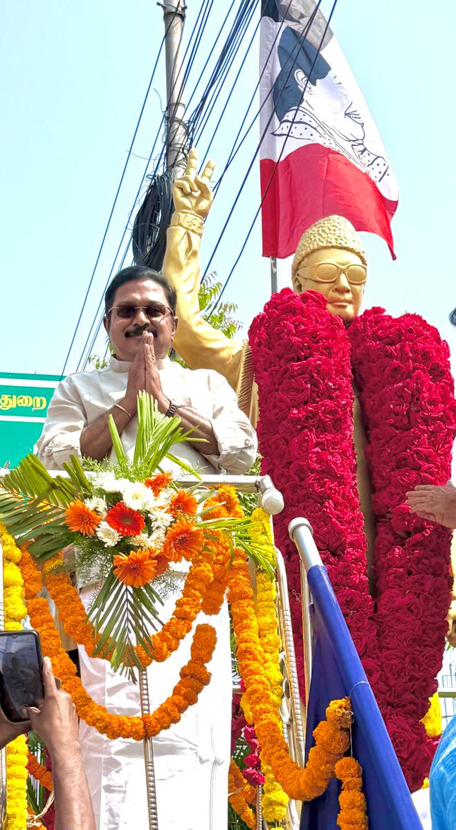 RaajeshSukumar's tweet photo. புரட்சித்தலைவர் பொன்மனச் செம்மல் டாக்டர் #எம்ஜிஆர் அவர்களின் 109 பிறந்தநாள் விழா ��ுன்னிட்டு... 

கழகப் பொதுச் செயலாளர் திரு @TTVDHINAKARAN அவர்கள் மாலை அணிவித்து மரியாதை செலுத்தினார்கள்...
@ammkofficial @ammk https://t.co/aWkhBVpiXl